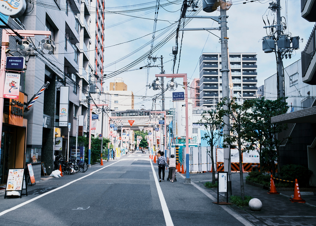 長居駅前の商店街通り