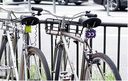 柵に並ぶシェアサイクル