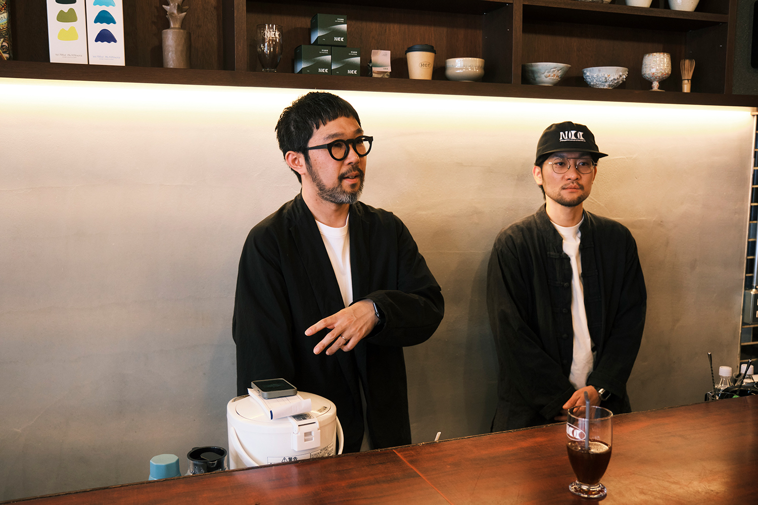 カウンター越しに語り合う岩崎さんと河辺さん