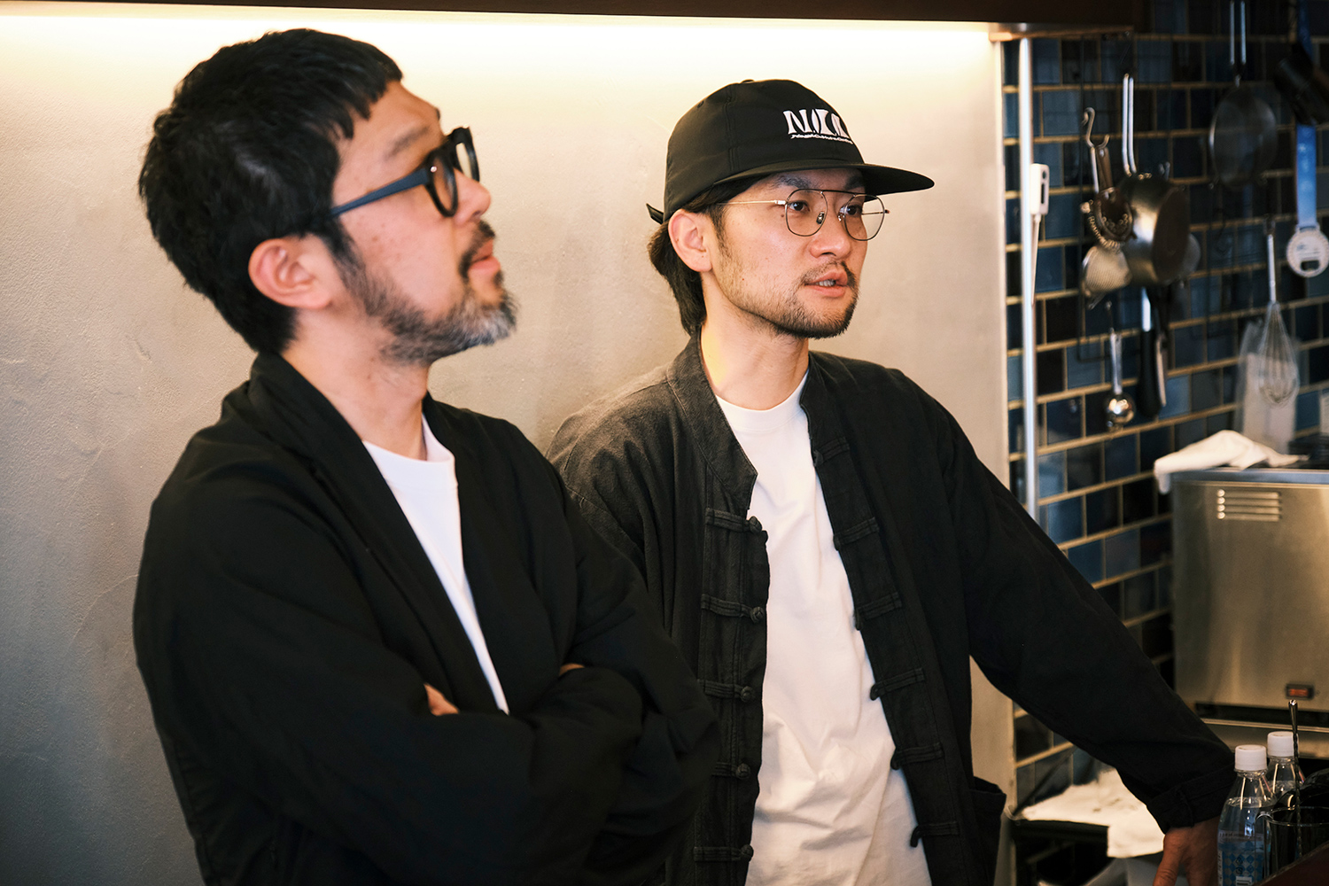 カウンターで語り合う岩崎さんと河辺さん